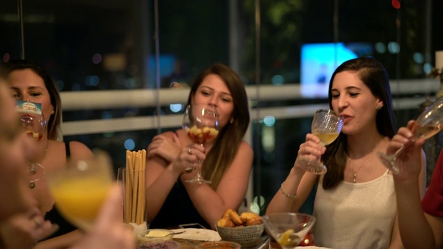 女人们聚在一起享受一顿友好的晚餐视频下载