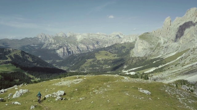 在Dolomites上骑山地自行车:无人机鸟瞰图视频素材