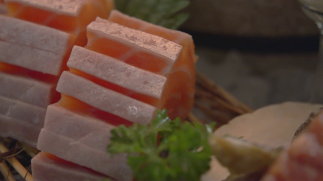 4k三文鱼生鱼片的场景。日本的传统食品。视频素材
