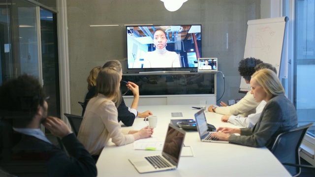 同事在办公室召开视频会议视频素材