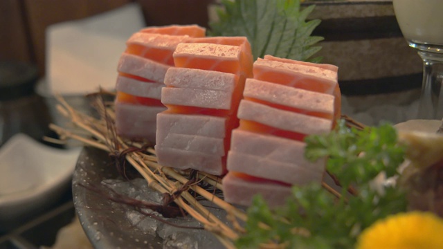 4k三文鱼生鱼片的场景。日本的传统食品。视频素材