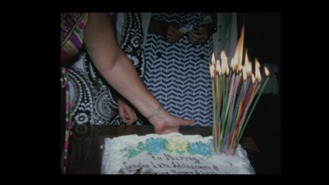 男子吹灭50岁生日蛋糕上的蜡烛视频下载