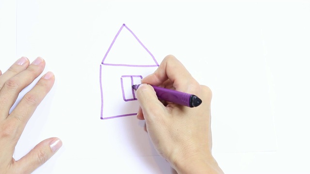 女人的手用紫色的笔在白色的桌子上画房子视频下载