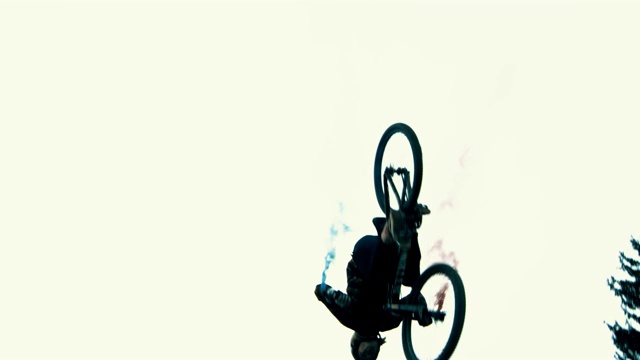 一名年轻男子骑着小轮车背对着乌云密布的天空视频下载