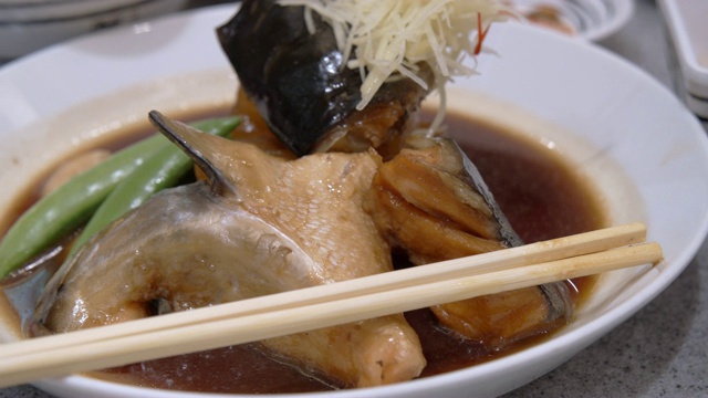大马哈鱼，煮大马哈鱼头。日本食品视频素材