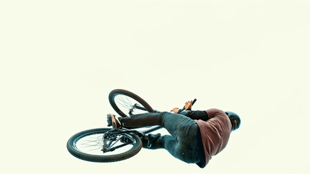 MS年轻男子与BMX自行车后空翻在阴天视频素材
