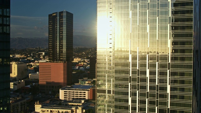 洛杉矶酒店塔与城市景观和山脉超越-空中视频素材