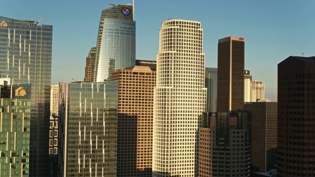 空中拍摄的DTLA摩天大楼视频素材