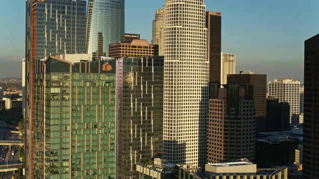 无人机在金融区和南方公园的DTLA摩天大楼周围飞行视频素材