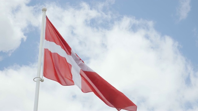 丹麦国旗在多云的天空前舞动4K 2160p 30fps超高清视频-红白丹麦国旗织物上的风4K 3840X2160超高清视频视频下载