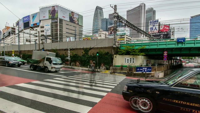 4K延时:日本东京新宿区的交通状况视频素材