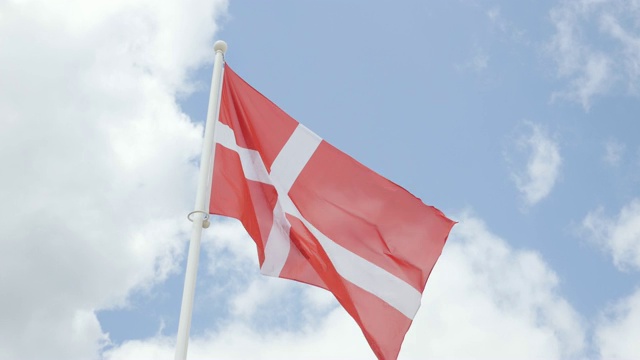 丹麦国旗在多云的天空前摇摆4K 2160p 30fps超高清视频-红色丹麦国旗织物上的风4K 3840X2160超高清视频视频下载