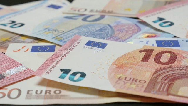 欧元纸币以4K 3840X2160超高清镜头计数不同价值-大量欧盟钞票落在桌子上4K 2160p 30fps超高清视频视频下载