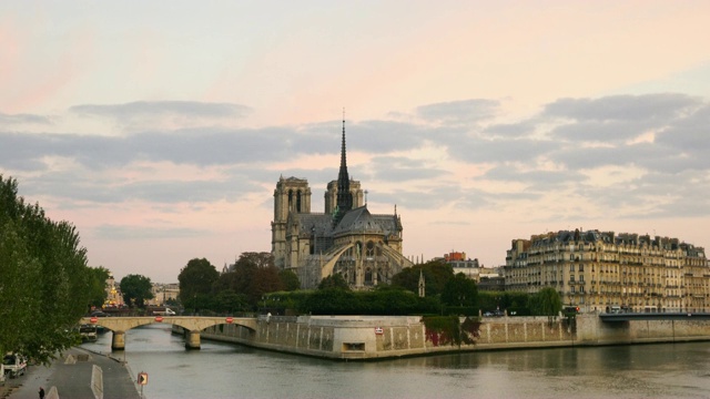 美丽的巴黎圣母院和塞纳河视频素材