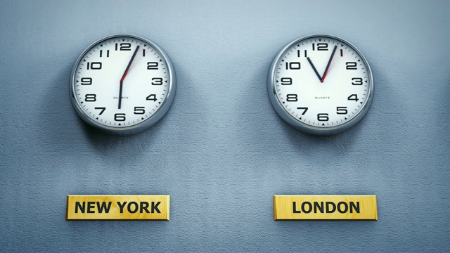 办公室墙上的时钟显示不同的世界时间视频下载