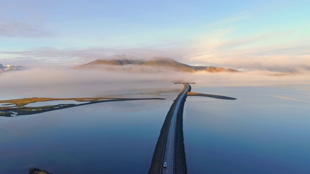 风景优美的道路越过宁静的湖，冰岛视频素材