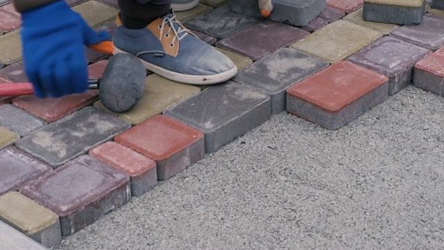 男人在做人行道瓷砖视频下载