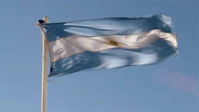 蓝天上的阿根廷国旗。视频下载