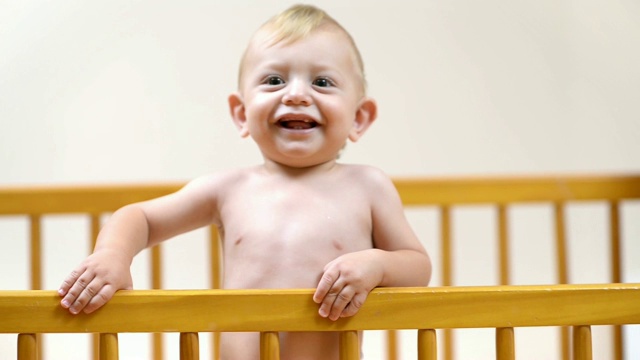 可爱的婴儿笑和显示他的第一颗牙视频素材