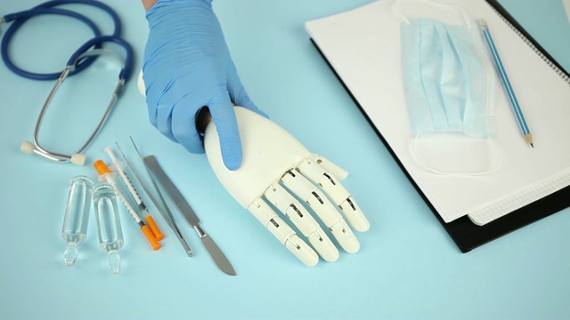 医生仿生义肢。现代机器人人工器官。视频下载
