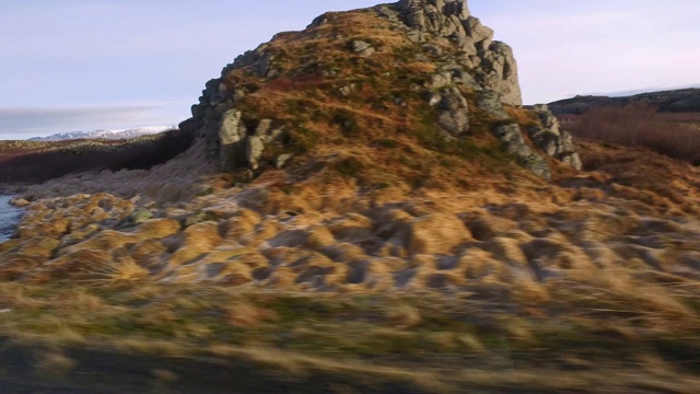 沿着冰岛偏远的风景开车视频素材