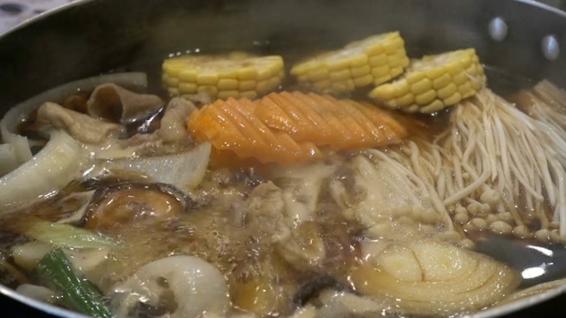 日本料理，素喜烧在锅里视频素材