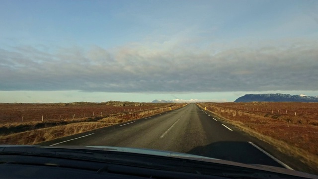 驾车行驶在阳光明媚的偏远道路上，冰岛视频素材