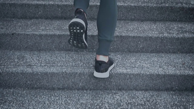 SLO MO年轻女子运动员跑上楼梯视频素材
