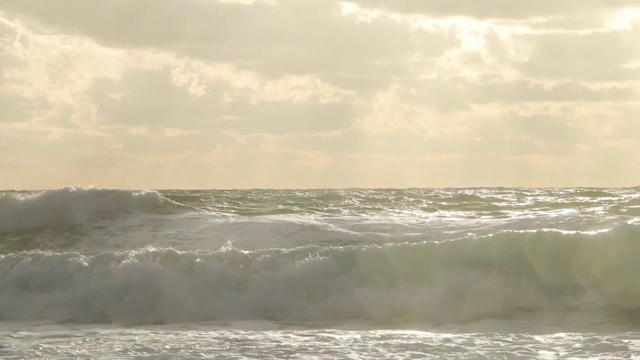 恶劣天气下的暴风雨海浪气旋飓风风海水，大浪，浪花，海滩。俄罗斯,Anapa城市视频素材