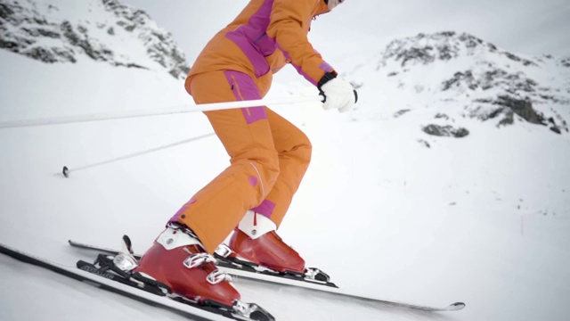 女滑雪者在滑雪道上以慢动作滑雪一个转弯视频下载