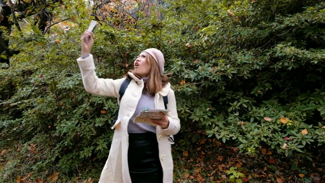 4K后续镜头:一名游客在森林中迷路，试图捕捉手机信号视频下载