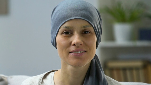 快乐的癌症幸存者对着镜头微笑，缓解和希望恢复视频素材