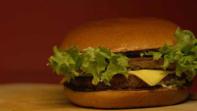 美味的双肉汉堡，高热量的垃圾食品，肥胖的风险视频下载