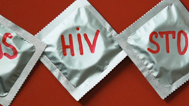 在避孕套上写上阻止艾滋病的HIV字，控制传染病传播视频下载