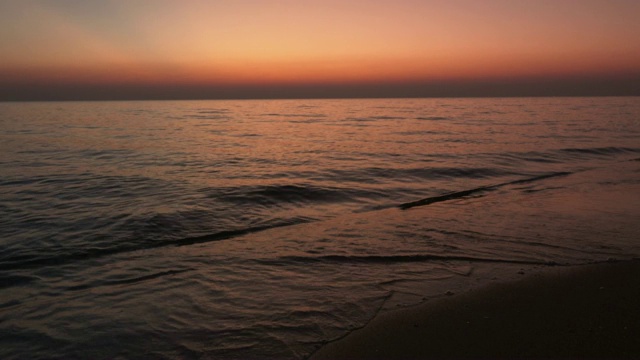 海浪上的沙邦Saen海滩环能够视频素材
