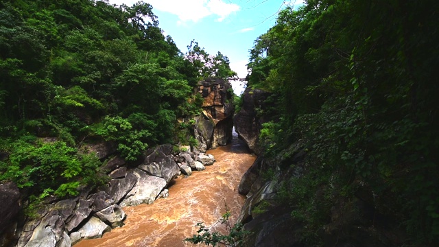 泰国清迈的奥布罗昂国家公园，有着巨大的石山、山脉和河流，美丽的自然风光。视频下载