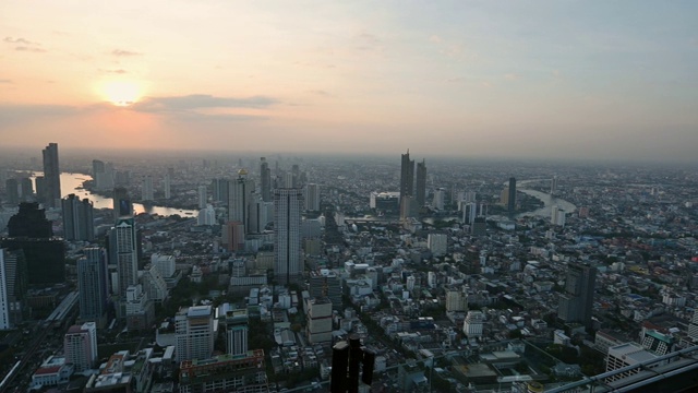 日落运动曼谷与湄南河和摩天大楼视频下载