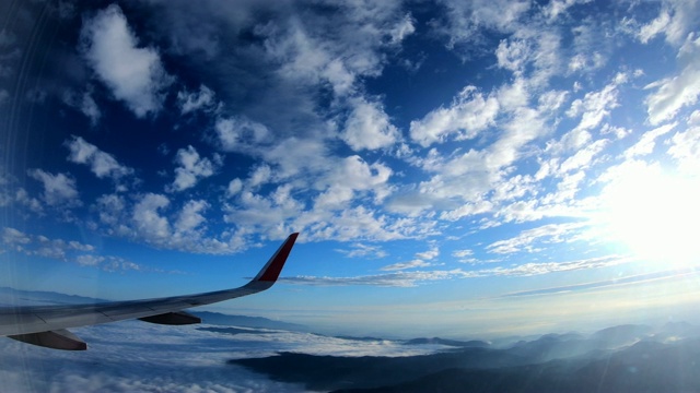 飞机飞行时多云和蓝天的鸟瞰图视频素材