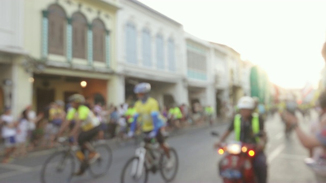 在普吉岛的街头节日上，人们看到很多骑自行车的人。视频素材