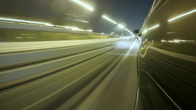 夜间城市道路上汽车交通的时间间隔视频素材