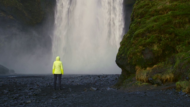 女士站在瀑布下，冰岛视频素材