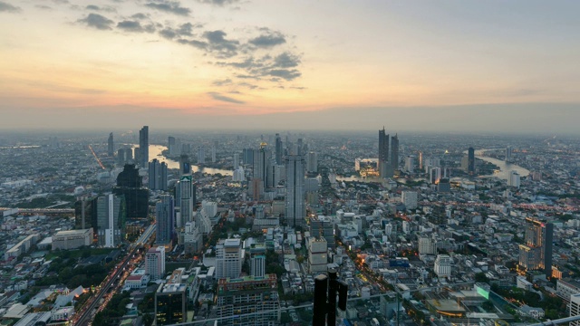 日落时分，曼谷市内拥挤的交通和湄南河视频下载