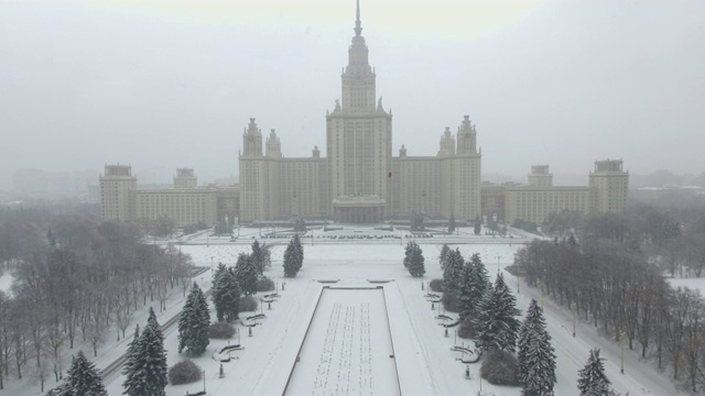 航拍斯大林主义的摩天大楼，苏联的建筑视频下载