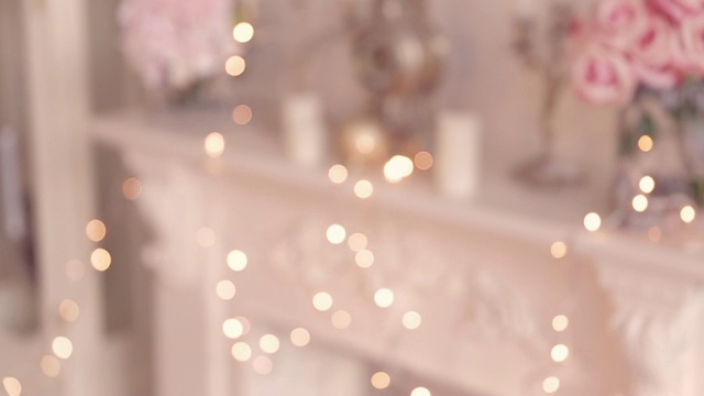 模糊的散景淡金色和粉色背景，圣诞和新年假期的背景视频素材