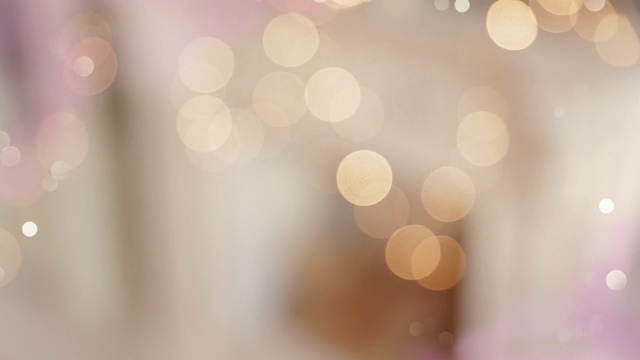 模糊的散景淡金色和粉色背景，圣诞和新年的背景视频素材