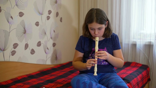 女孩坐在床上练长笛视频下载