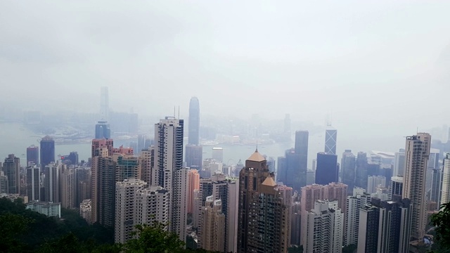 城市景观高角度的观点，拥挤的高楼大厦在香港山顶视频下载