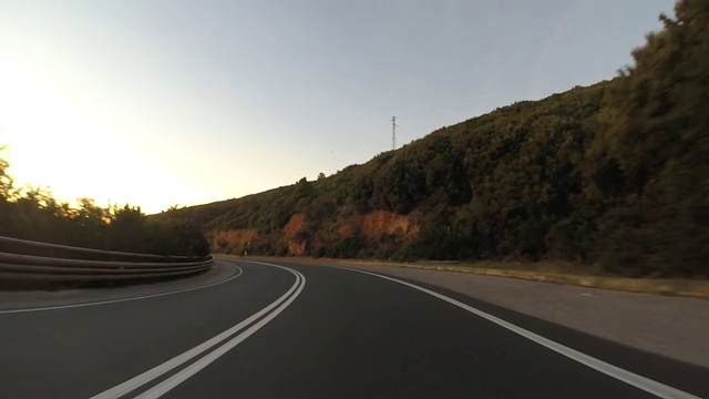 夕阳西下，在意大利托斯卡纳基安蒂地区的高速公路上行驶视频素材
