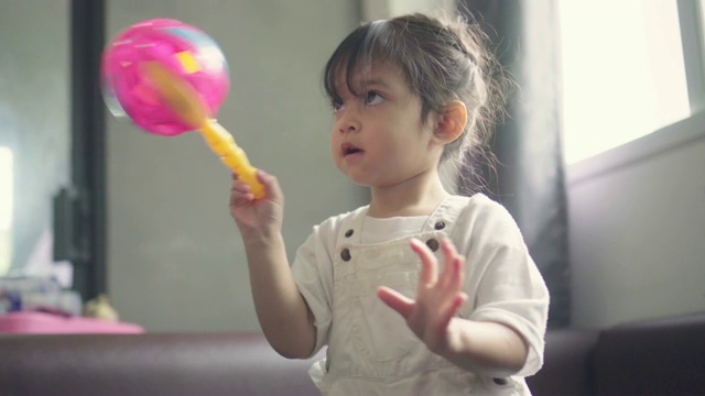 小女孩和她的玩具玩得开心视频素材