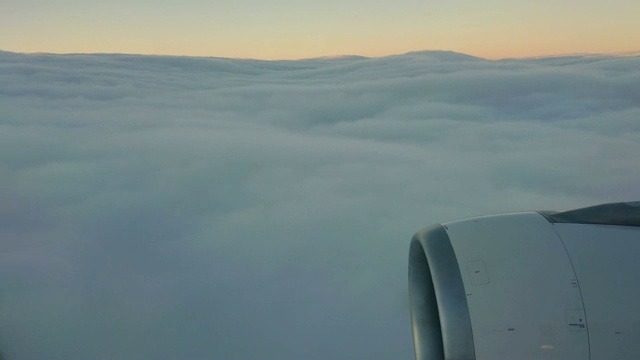 喷气式飞机飞进云层一个大引擎清晰可见视频素材